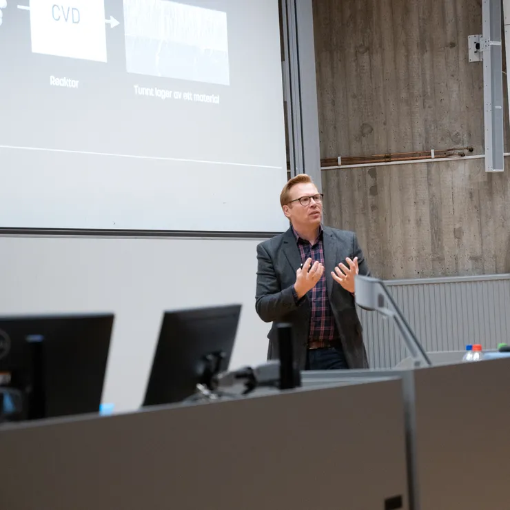 Forskare pratar på en scen.