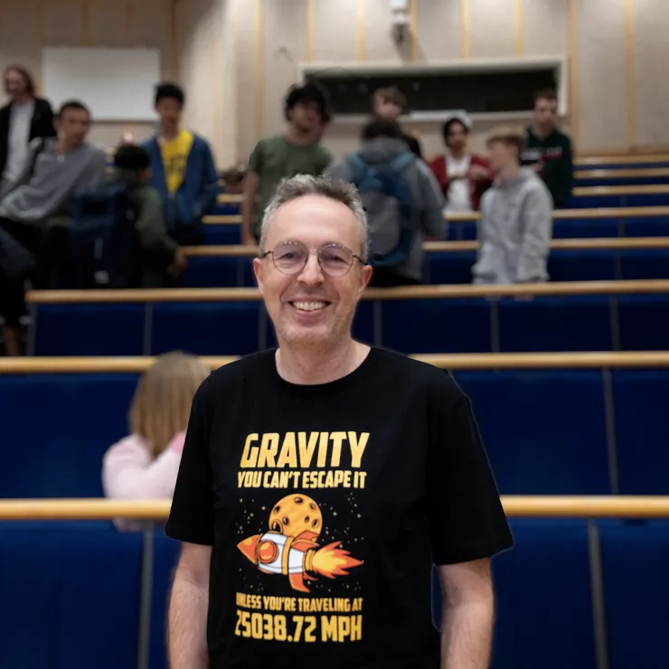 Lärare står i en föreläsningssal.