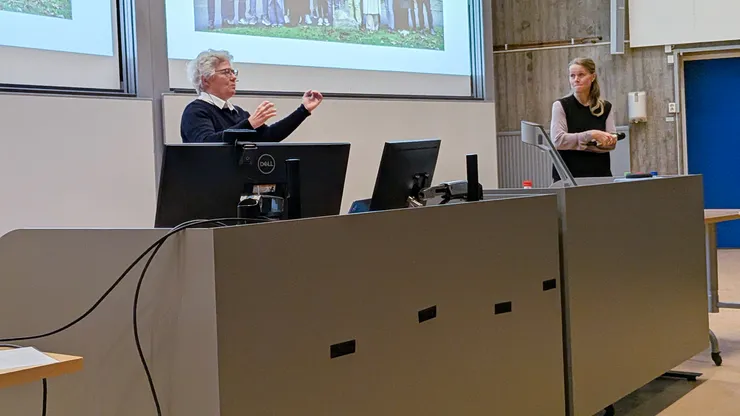 Forskare pratar på en scen.