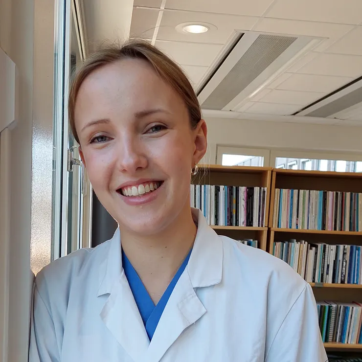 Porträtt av ung kvinna inomhus.