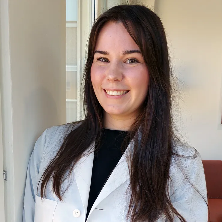 Porträtt av ung kvinna inomhus.