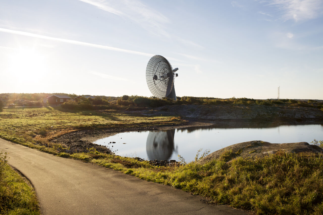 Teleskop som reflekteras i en sjöyta