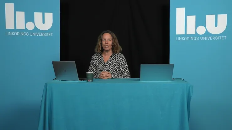 Föreläsare talar framför presentation på datorskärm.