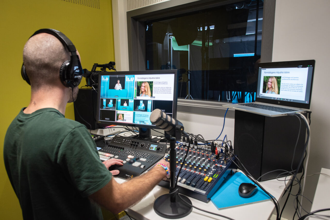 Tekniker sköter film och ljud.