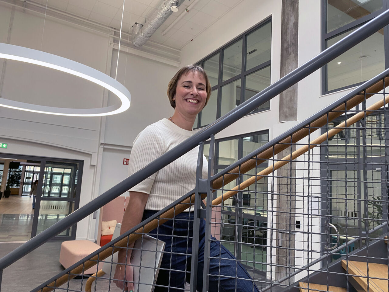 Konferensens värd går i en trappa. 