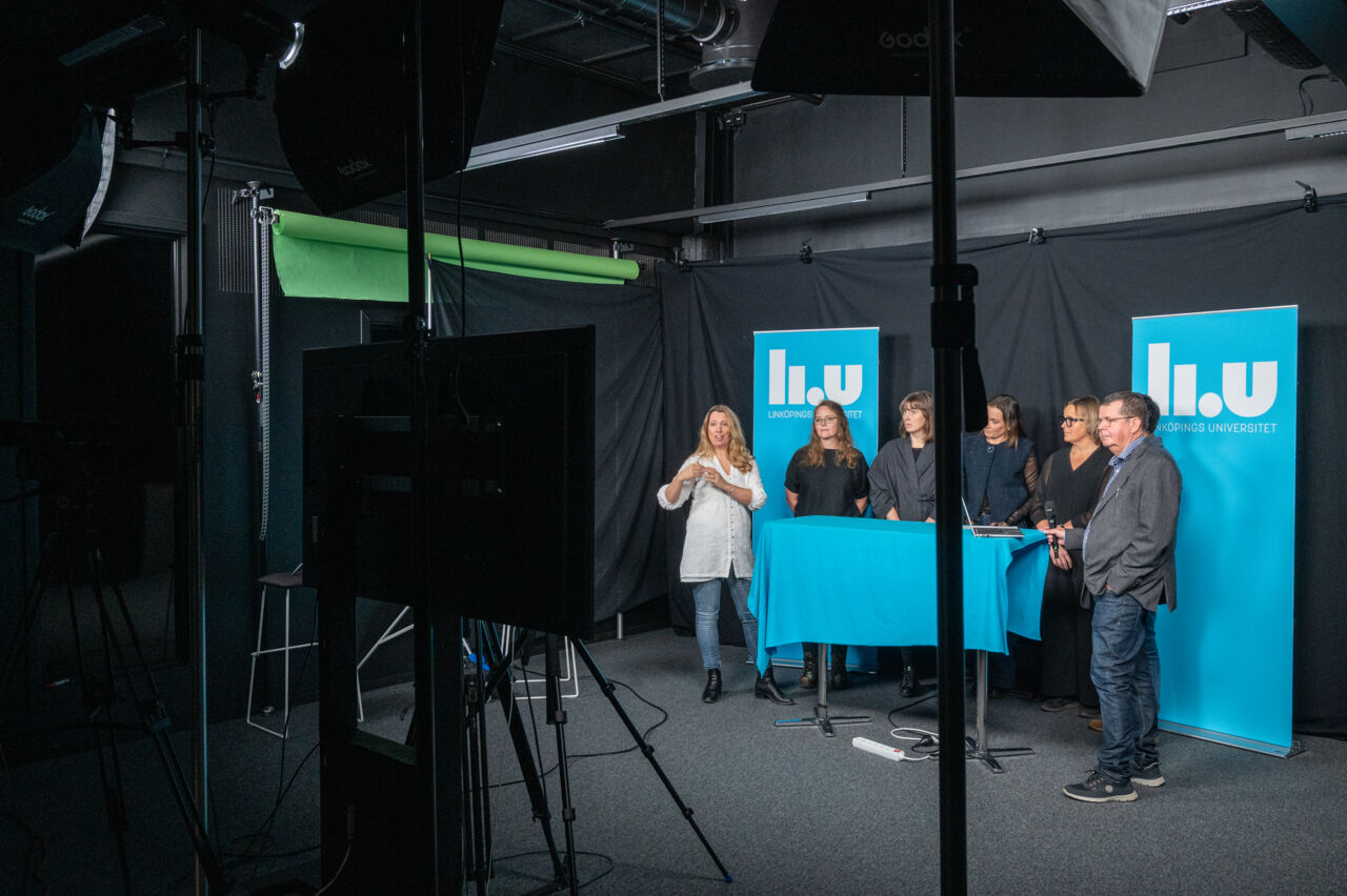 Projektgrupp presenterar sin forskning digitalt i studion.