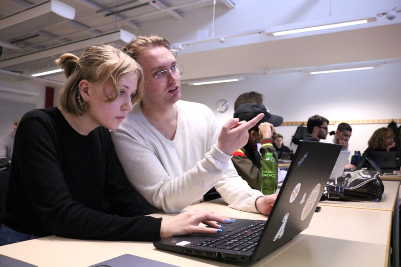 Studenterna Rebecca Larsson och Noah Rönnängsgård på labb med infor