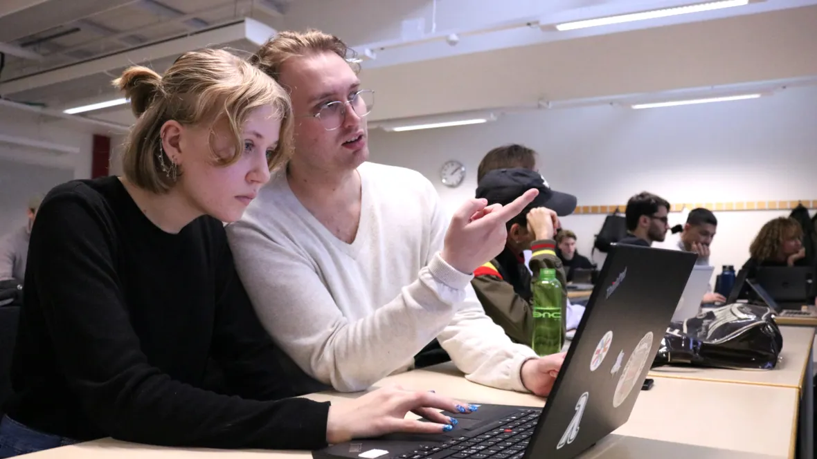 Studenterna Rebecca Larsson och Noah Rönnängsgård på labb med infor