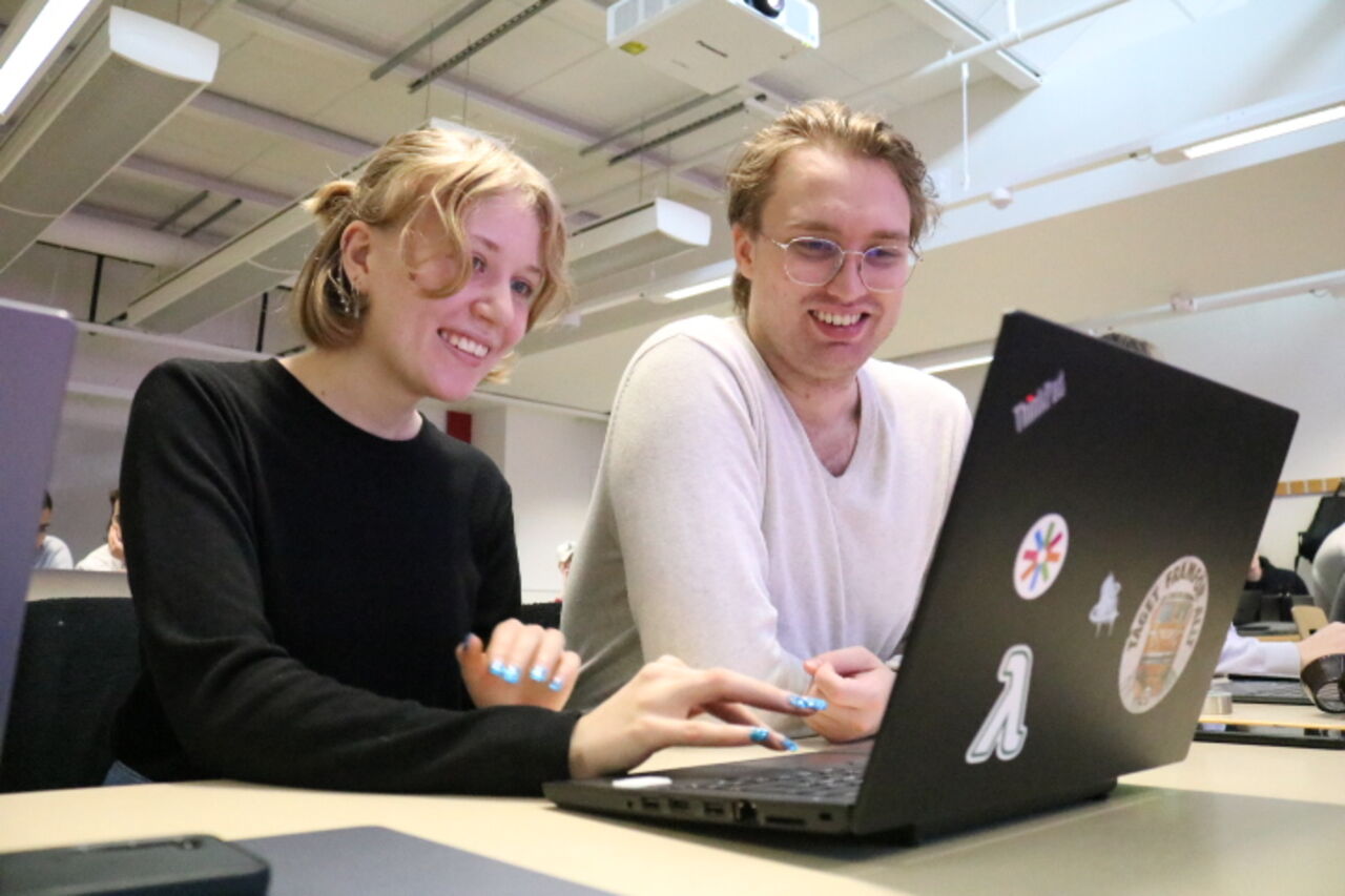 Systemvetarstudenterna Rebecca Larsson och Noah Rönnängsgård 