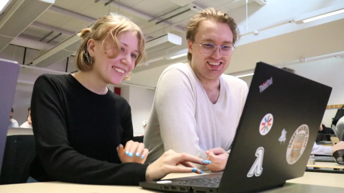 Systemvetarstudenterna Rebecca Larsson och Noah Rönnängsgård 