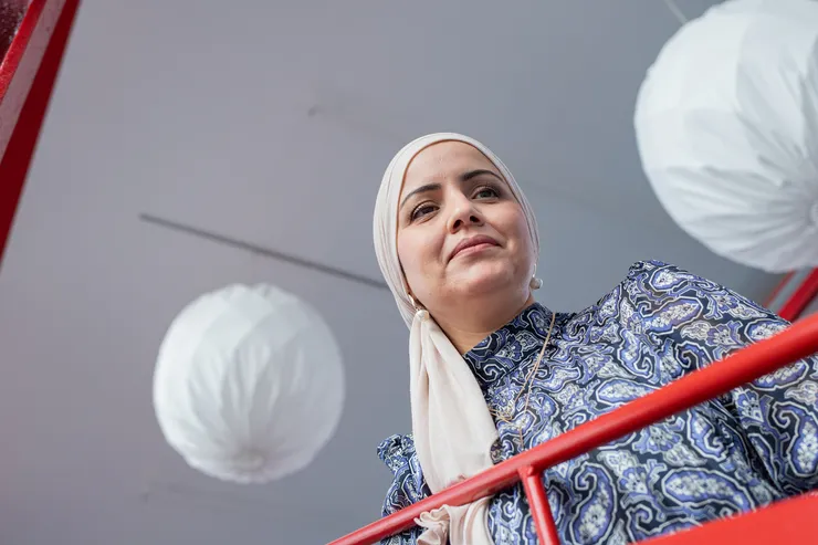 Amal Kanzari fotograferad snett nedifrån.