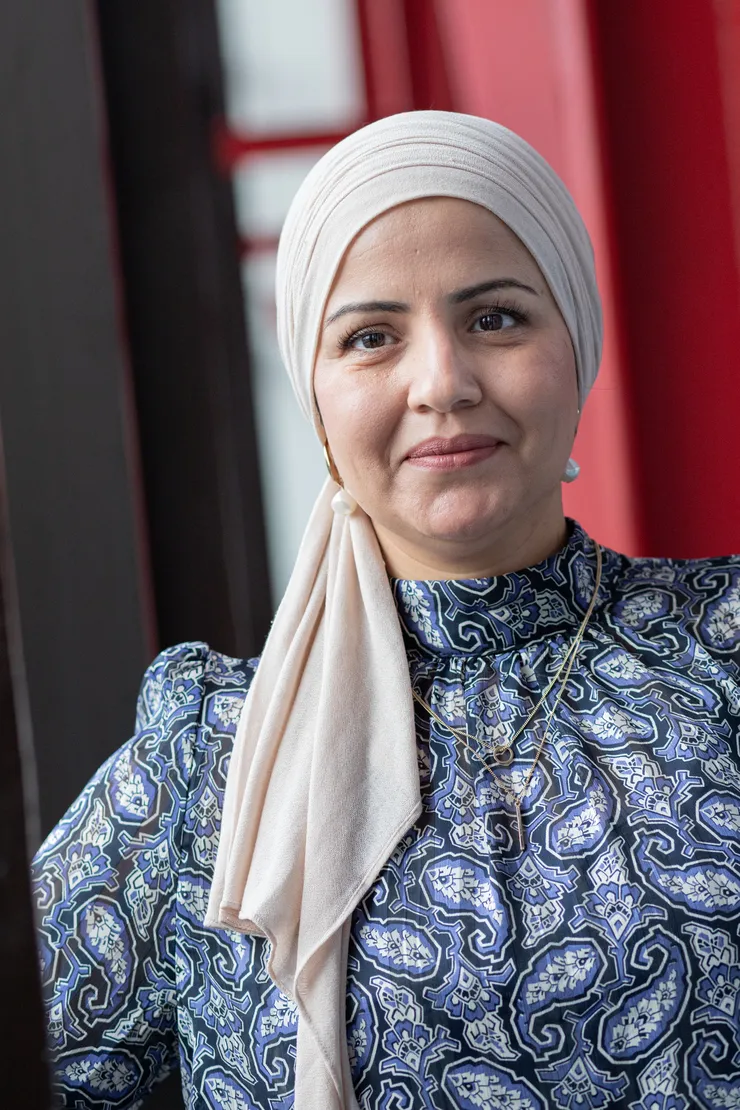 Amal Kanzari tittar rakt in i kameran.