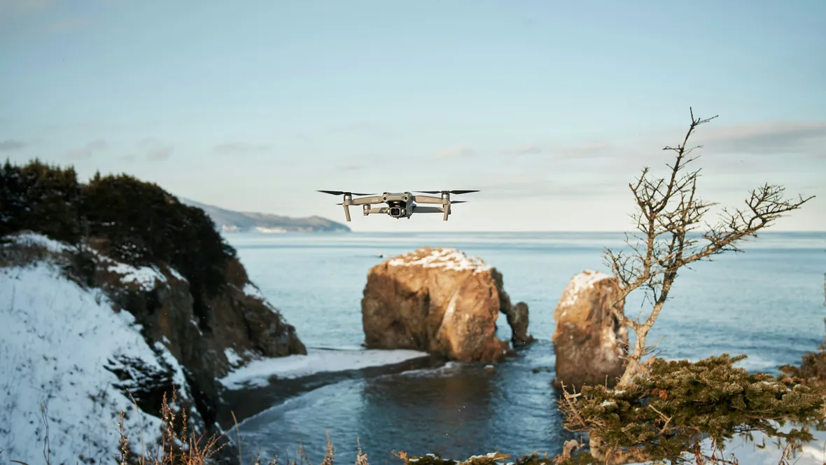 Drönare flyger över ett landskap