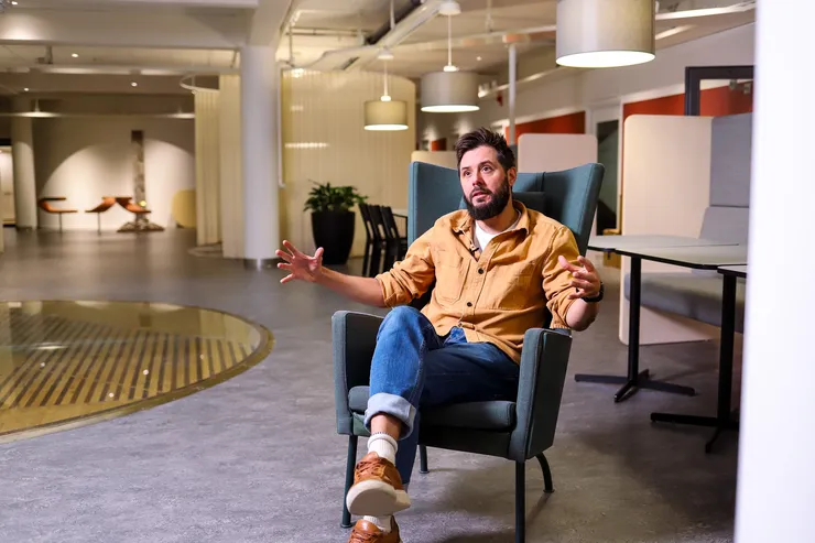 En person sitter i en stol.