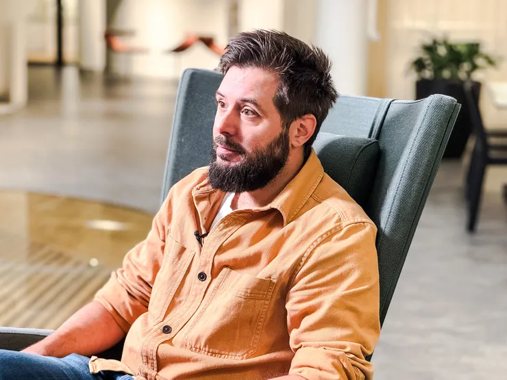 En person sitter i en stol