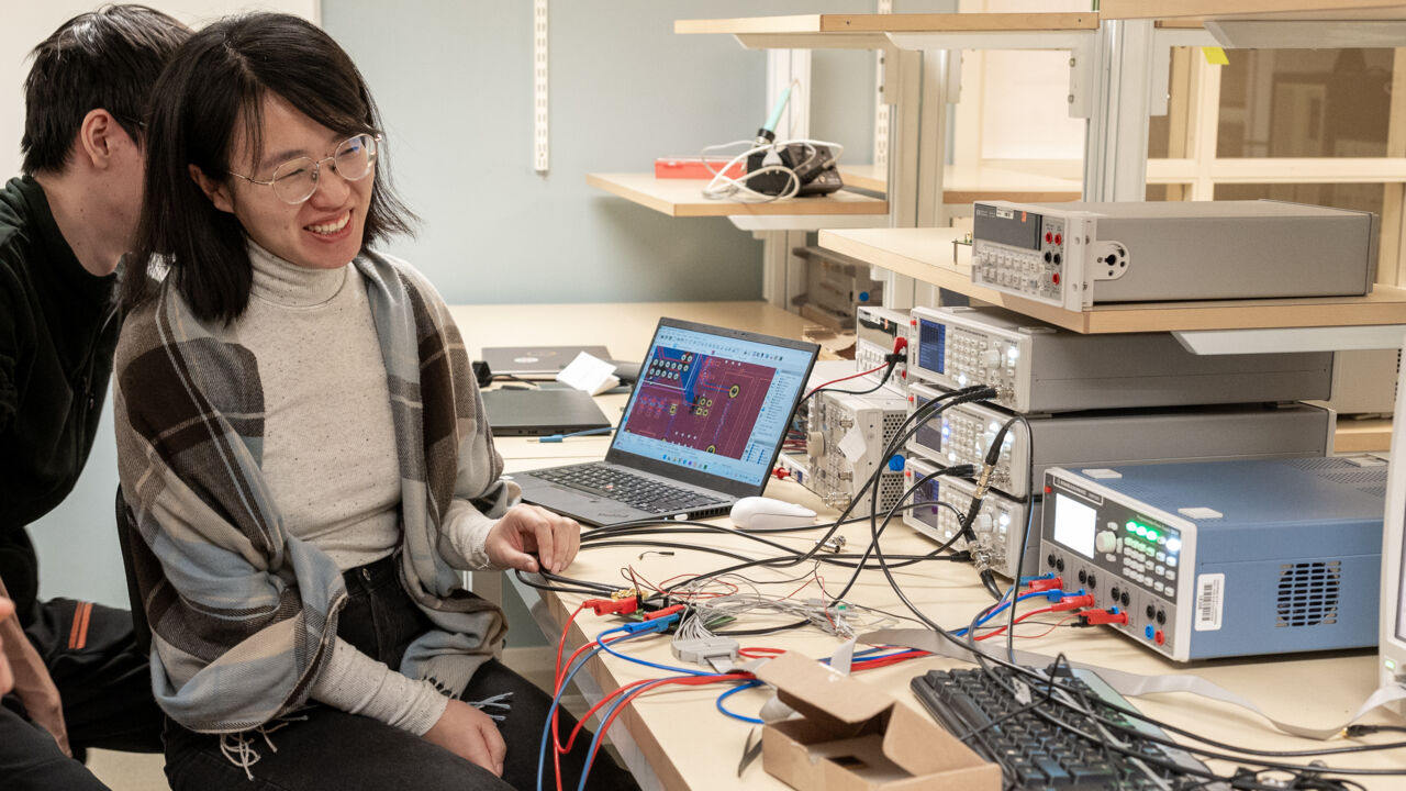 Studenter vid masterprogrammet Electronics Engineering arbetar med mätinstrument.