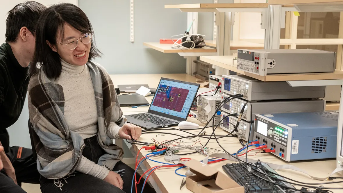 Studenter vid masterprogrammet Electronics Engineering arbetar med mätinstrument.