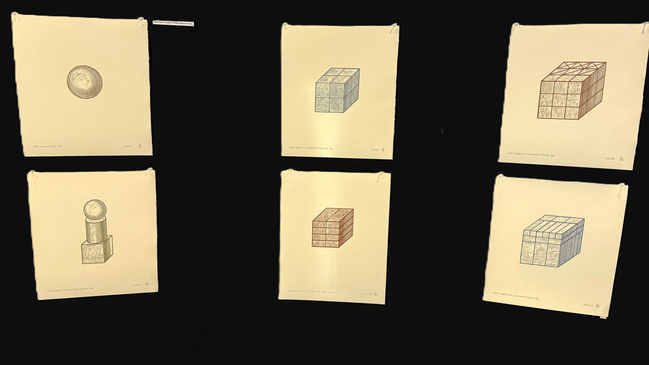 Konstverk i olika geometriska former och färger.