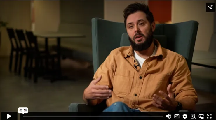 En person sitter i en stol