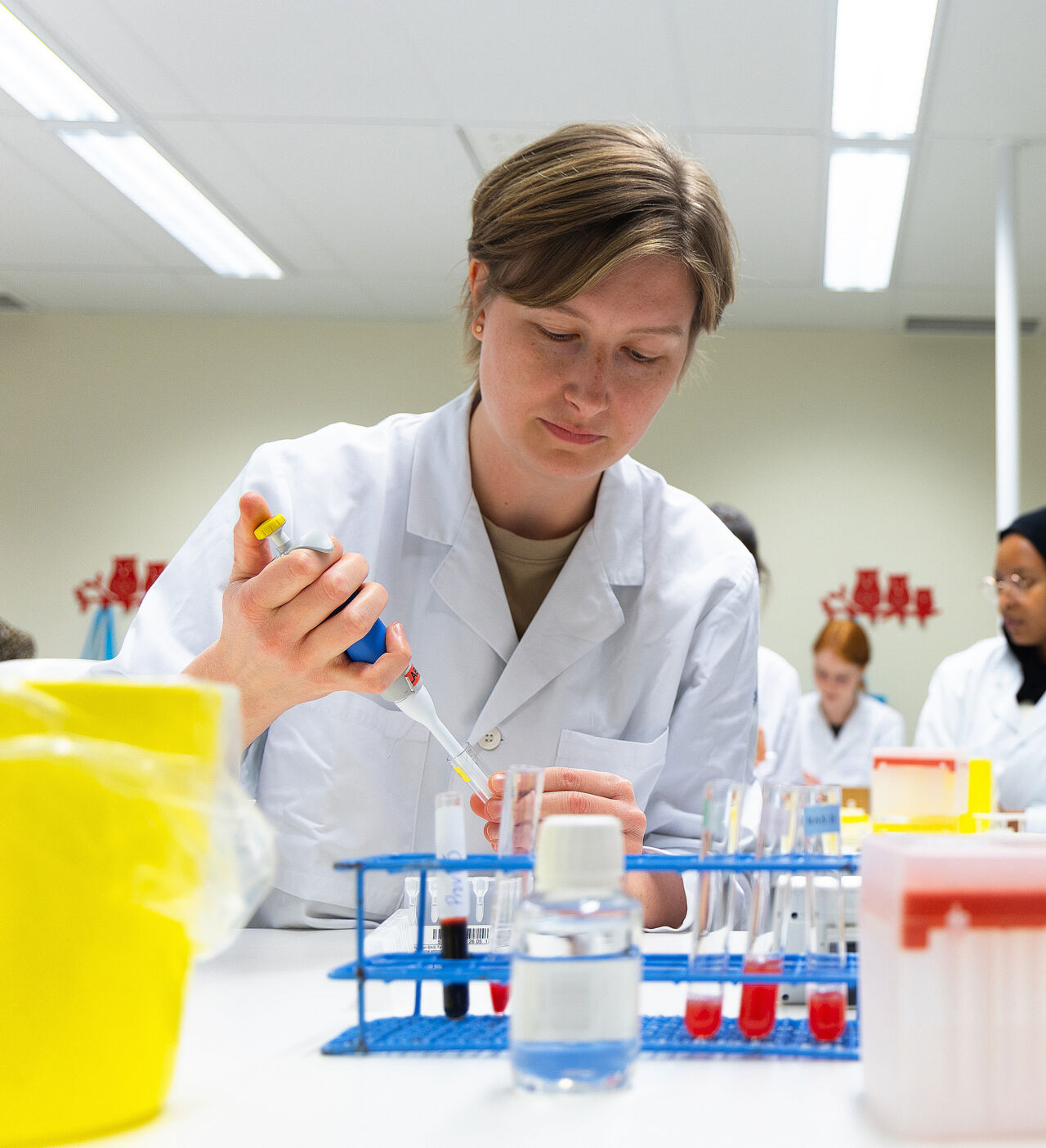 Deltagare i utbildning genomför en laboration.
