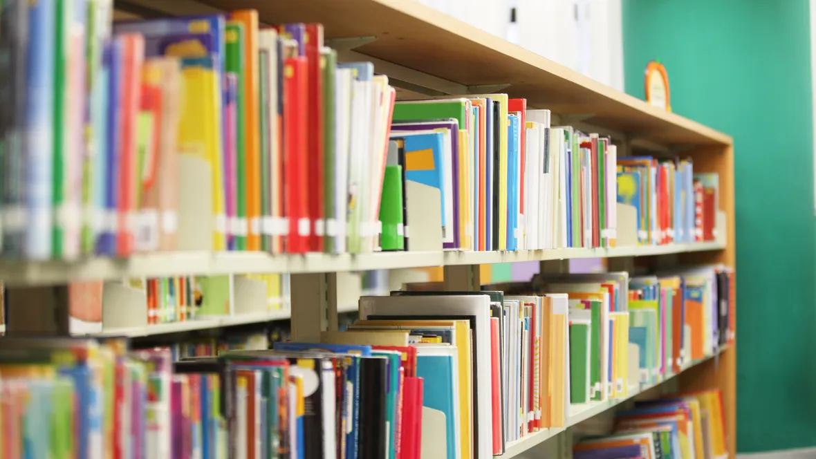 Bokhyllor med barnböcker.