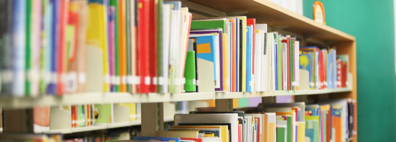 Bokhyllor med barnböcker.