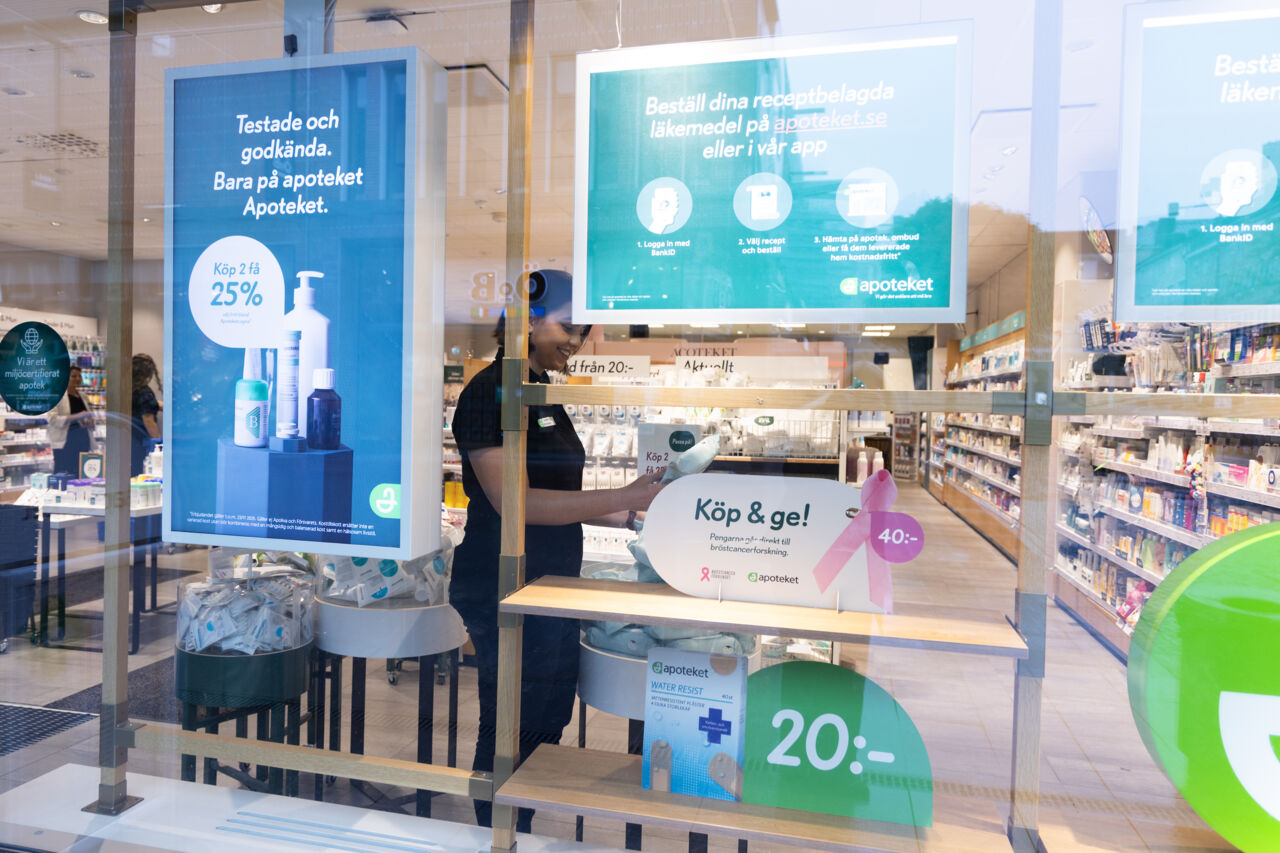 Ung kvinna arbetar på apotek.