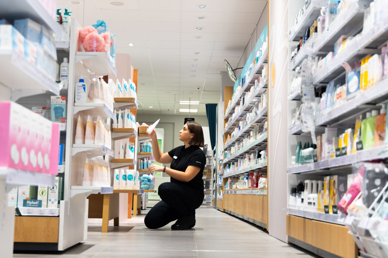 Ung kvinna arbetar på apotek.