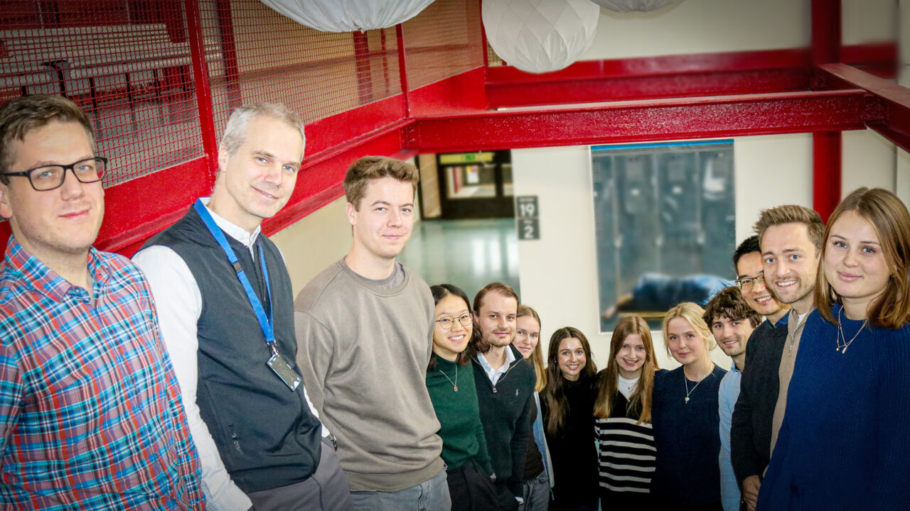 Studenter i campusmiljö.