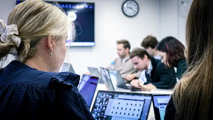 Studenter i campusmiljö.