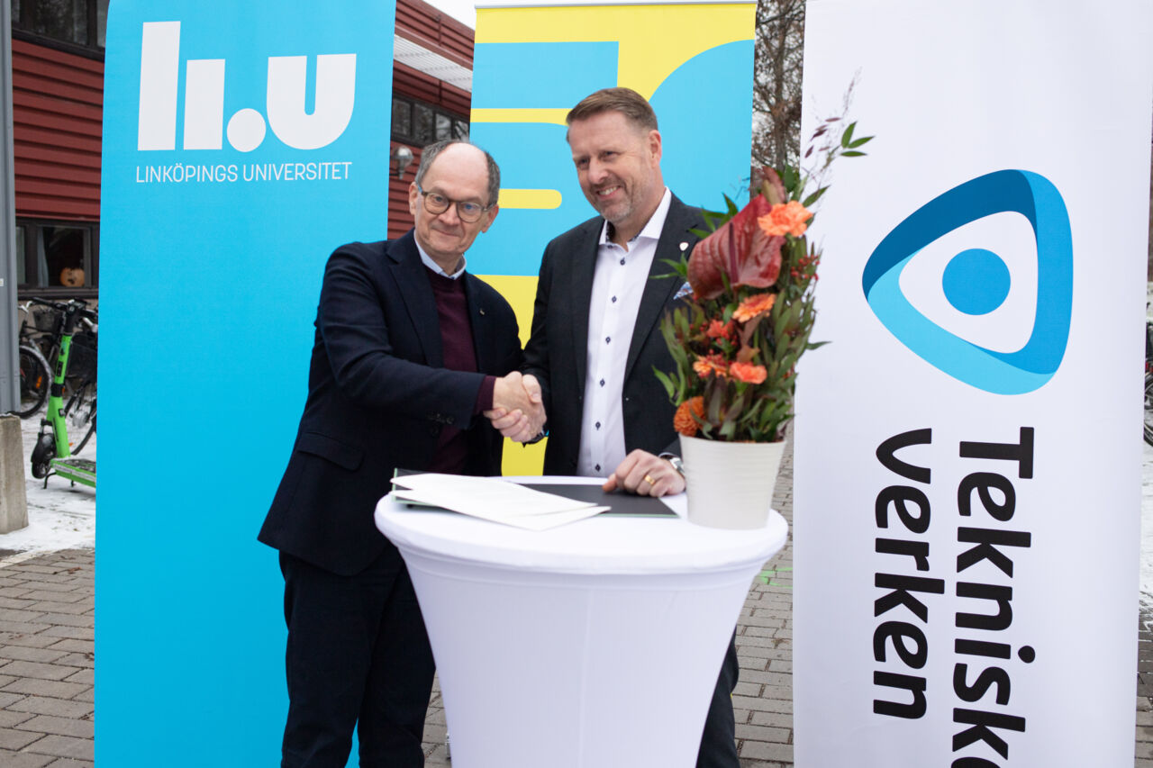 LiUs rektor och tekniska verkens vd skakar hand