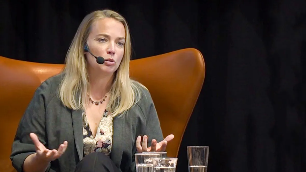 Kvinna som debatterar.