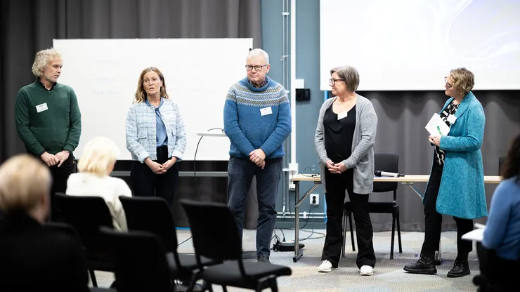 En bild på fem människor