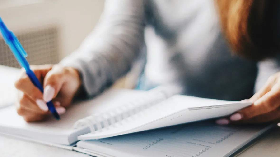 Kvinna som anteckar.