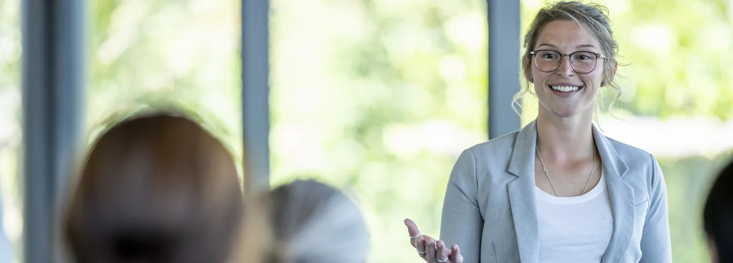 Glad lärare undervisar elever.