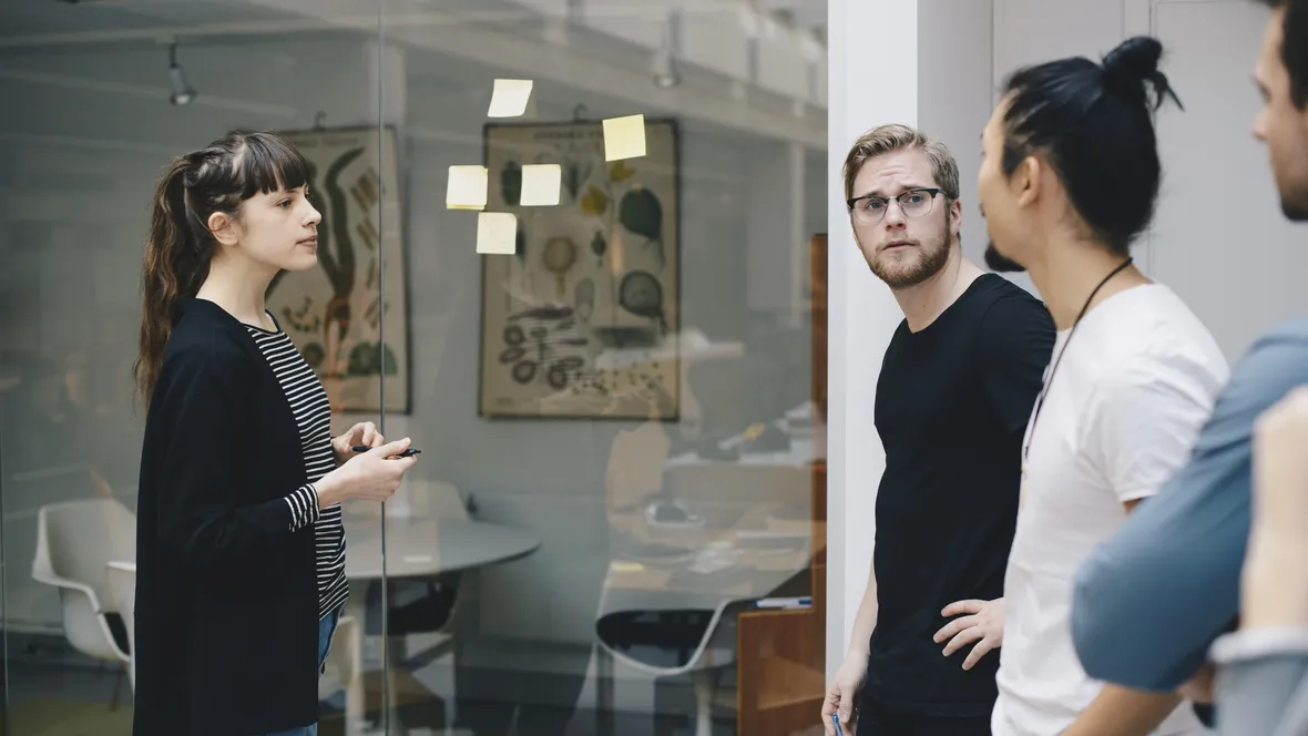 Tre personer står och pratar