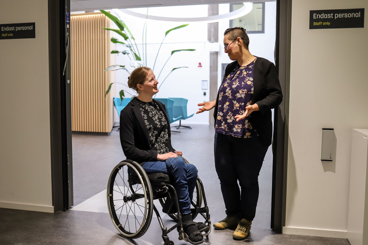 Två personer tittar på varandra.