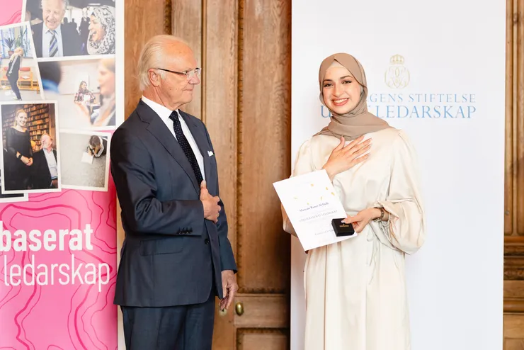 Kvinnlig student tar emot diplom av Kungen.