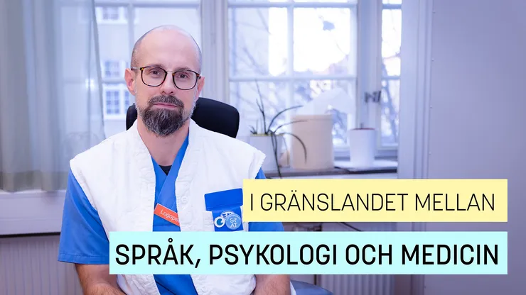 Man i vårdkläder tittar in i kameran. Text: I gränslandet mellan språk, psykologi och medicin.
