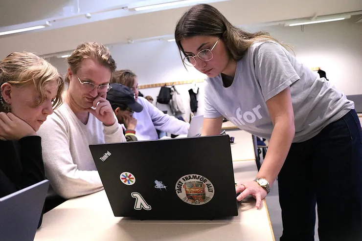 Studenterna Rebecca Larsson och Noah Rönnängsgård tillsammans med Rama Bahhi, konsult på Infor.