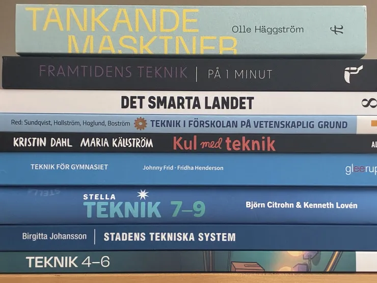 Böcker som ligger på hög ryggen utåt.