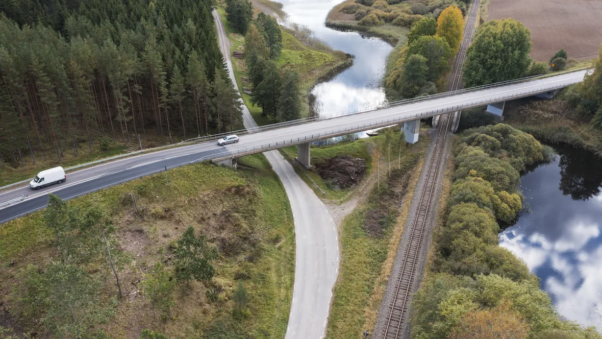 Vy ovanifrån av vägar och järnväg som korsar varandra.