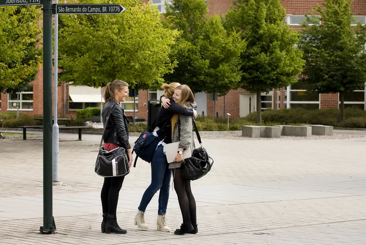 Studenter står i grupp.