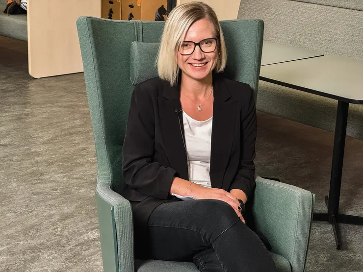 En person sitter i en fåtölj.