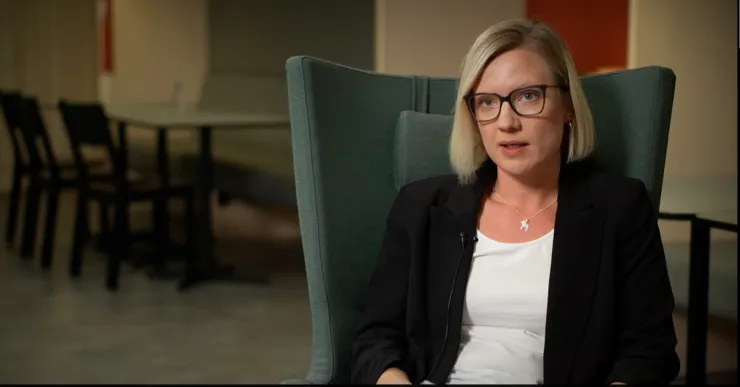 En person blir intervjuad