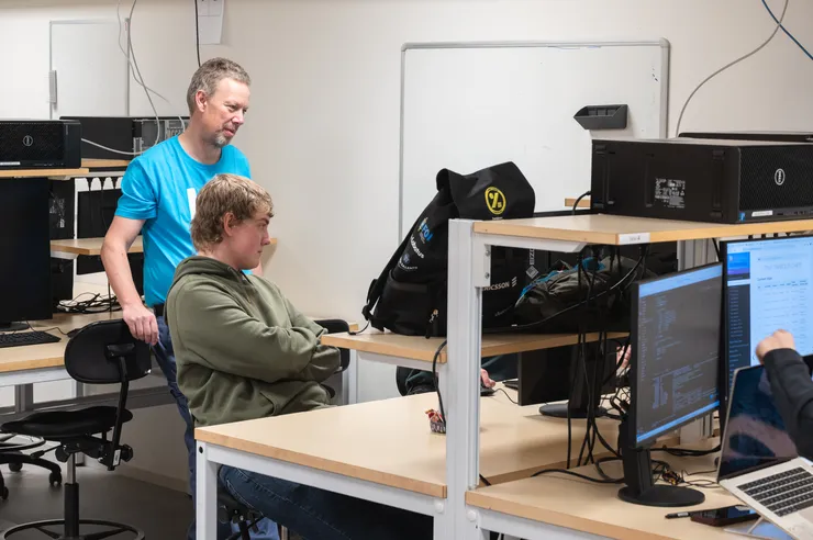 Handledare och studenter testar chips funktion.