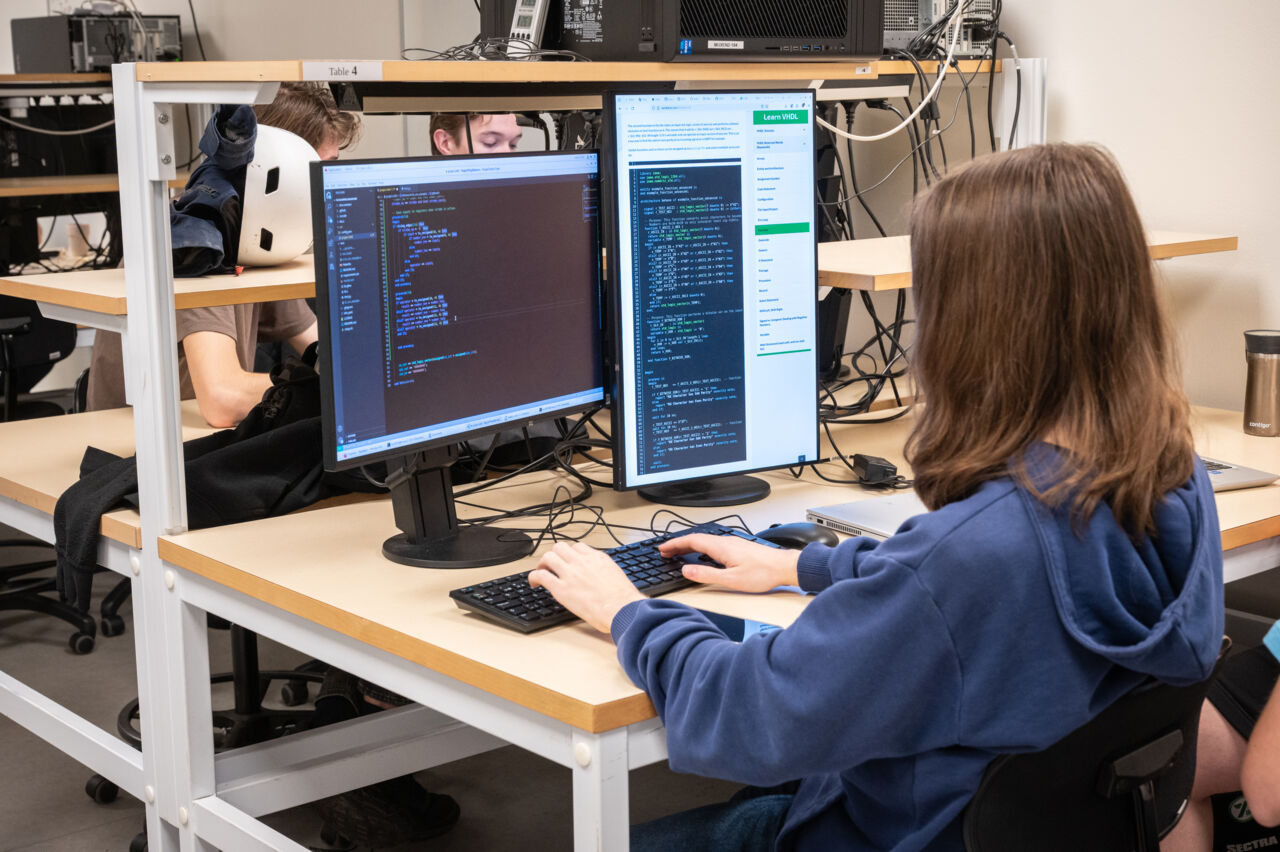 Student skriver kod till chiptillverkningen.