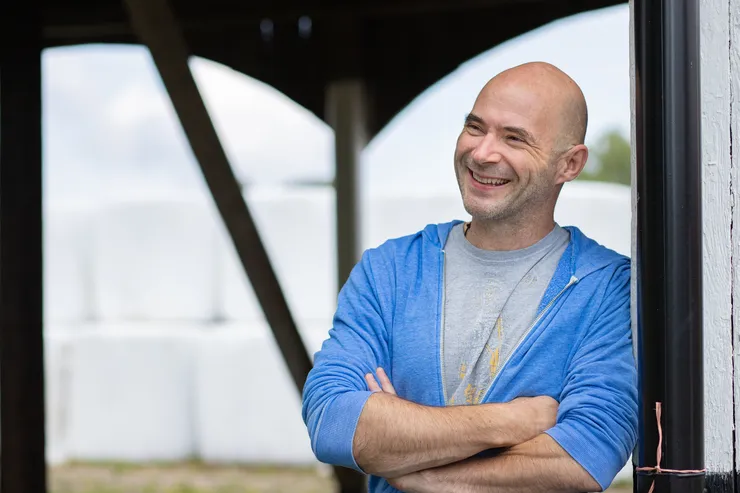 Porträtt av man i lantlig miljö.