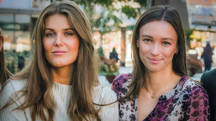 Två kvinnliga studenter.