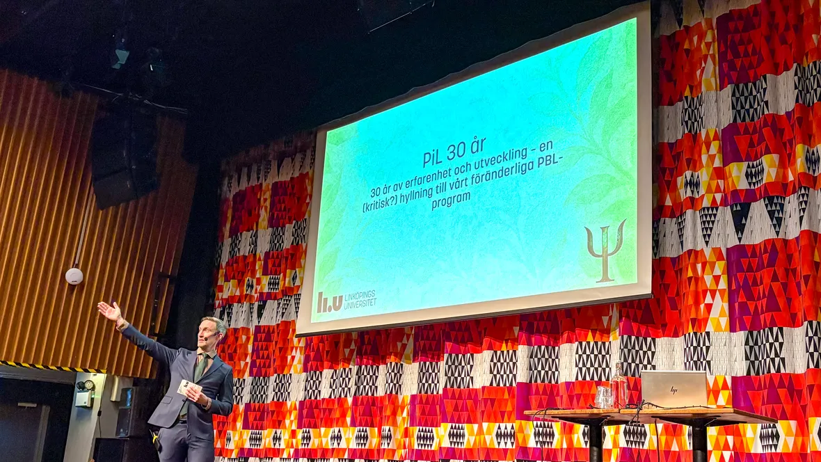 En person står på scen.